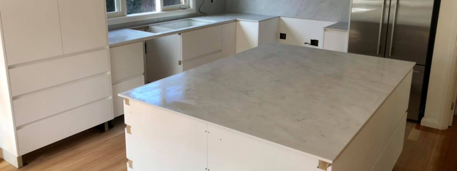 Modern kitchen with glossy white porcelain benchtop